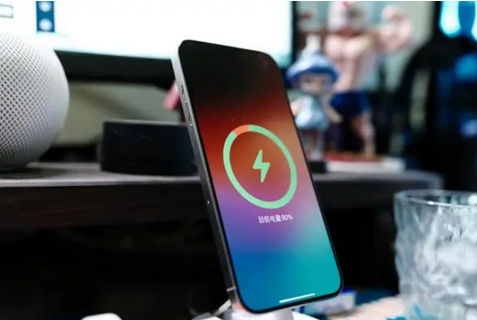 梧州苹果15换屏服务分享用什么充电器给iPhone15充电更好 